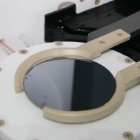 用于工艺罐内晶圆转移的电子夹持器的详细视图。