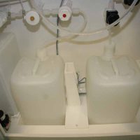 手工湿酸过程的长椅。废液回收系统的详细视图。
